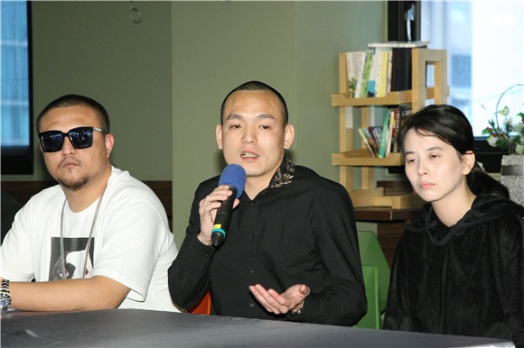 春风说明爸爸被殴受伤记者会