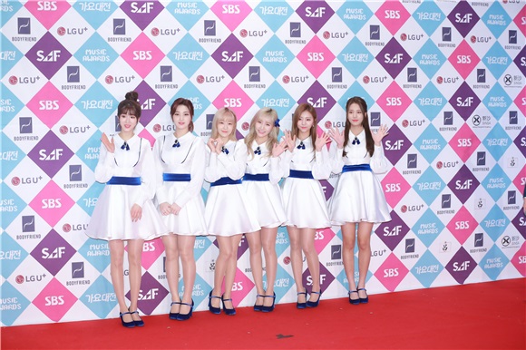 男团EXO、Seventeen、CNBLUE等亮相2016SBS歌谣大战红毯仪式