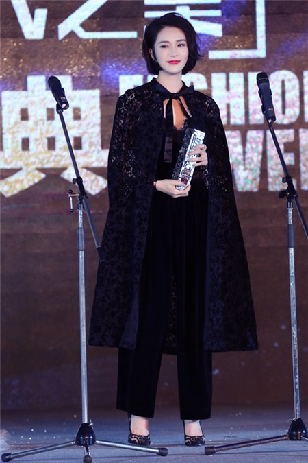 第一晶女郎胡然出席时尚权力榜惊艳 斩获年度新锐势力奖