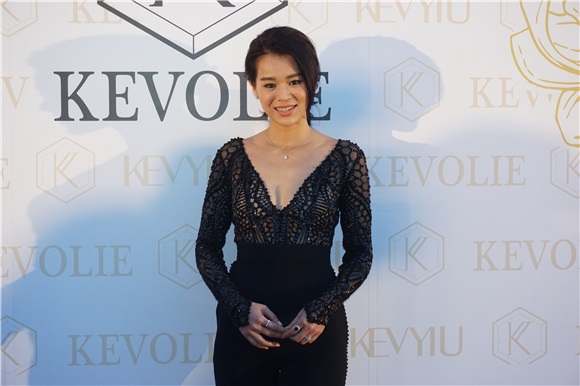胡杏儿自家婚纱品牌举行秋冬系列发布会