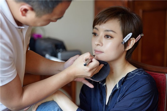 孙俪唯美花絮曝光 工作间隙化身网瘾少女