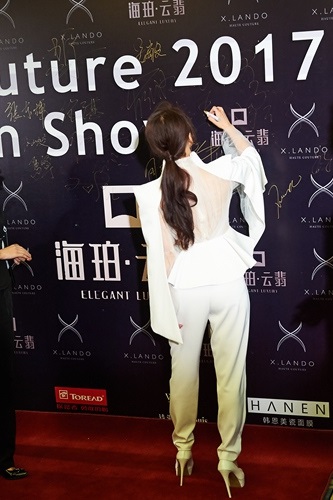 郑逸桐纯白裤装亮相时装周 美背隐现攻气十足