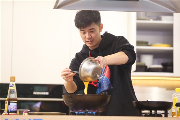 陈赫《青春旅社》大展惊人厨艺 网友:被黄色火焰烧到了