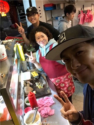 林志颖又嘴馋了 深夜去买台南美食