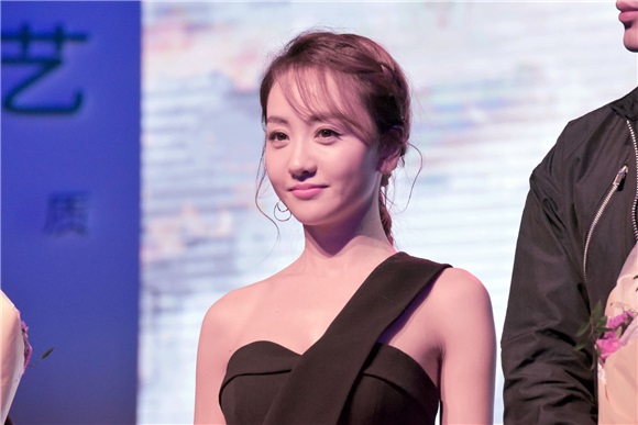 杨蓉《美人为馅》发布会博眼球 小露酥胸有料有颜
