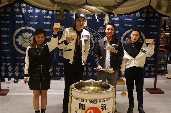 王阳明今出席日本潮牌新店开幕式