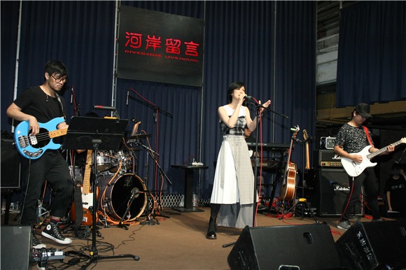 赖雅妍举办公益演唱会总彩张立昂送上三宝