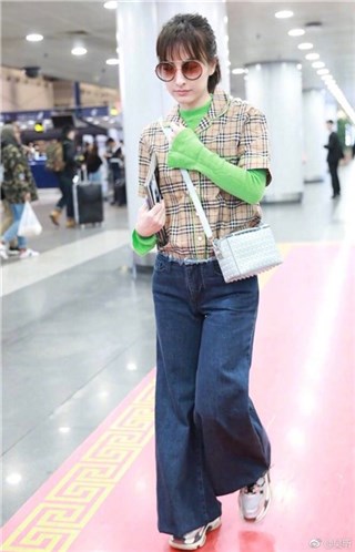吴昕机场造型被吐槽“弱弱”回应：我觉得还行啊