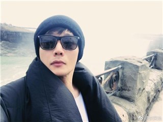 李荣浩抽空游玩 粉丝笑戴了墨镜变了样