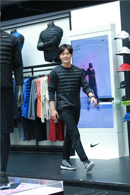 林周焕、李廷镇等出席NIKE新店开幕 各个运动装扮展现充满活力