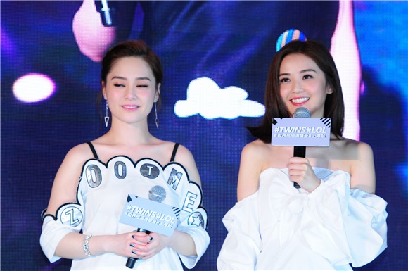 Twins巡回演唱会上海站开启 出道15周年白色姐妹装青春再现