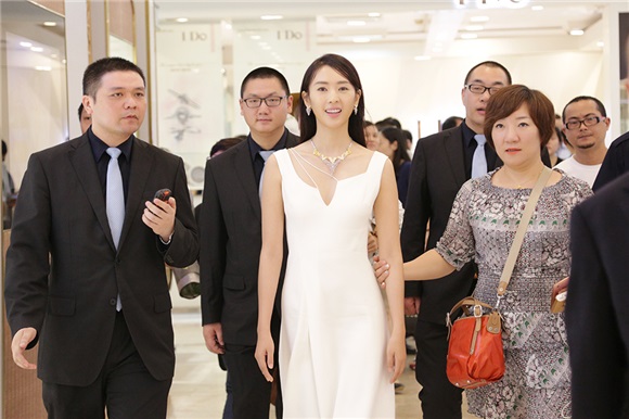 童瑶亮相品牌活动 着装优雅演绎浪漫时尚