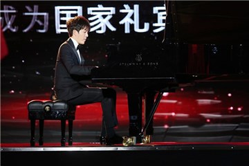 李云迪西装亮相尽显儒雅气质 助阵演奏《红旗颂》