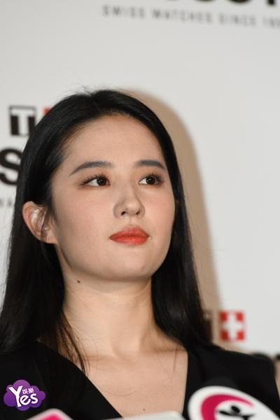 〈Yes 上海现场〉黄晓明刘亦菲共同出席活动 利落黑色装扮帅气满屏