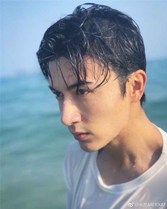 米热海边晒帅照秀好身材 衬衫下的六块腹肌太抢镜