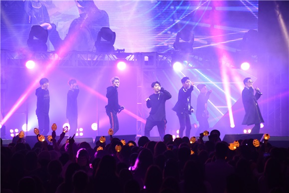 Block B出道七年首登台 演唱夯曲《HER》全场海翻
