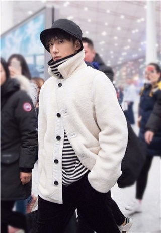 杨洋白色羊羔装温暖亮相 这个“暖洋洋”太可爱