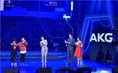 AKG特邀嘉宾吴莫愁与现场粉丝有趣互动