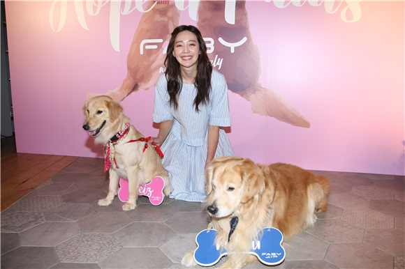 王心恬出席黄金猎犬特调公益指彩记者会