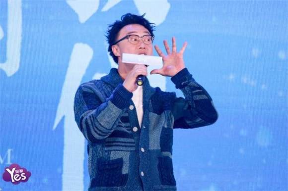 〈Yes 北京现场〉陈奕迅手抄歌词抓灵感 为了刘若英的电影唱到「背部拉伤」