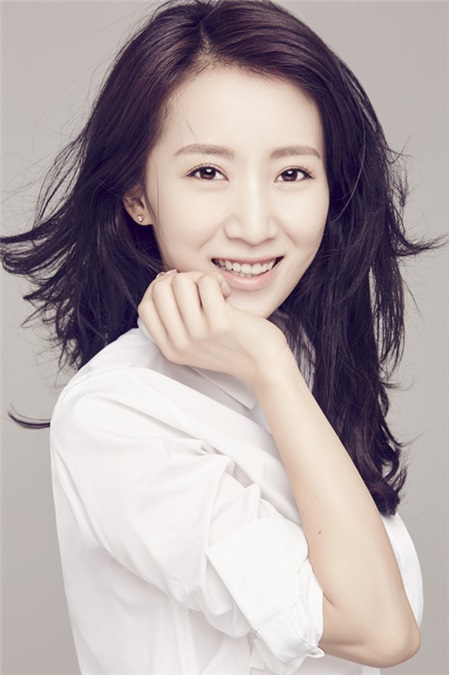 李念衬衫蓝裙清新十足 击败炎夏的氧气美少女