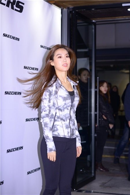 金希珍、李伊、梁定原出席某品牌活动