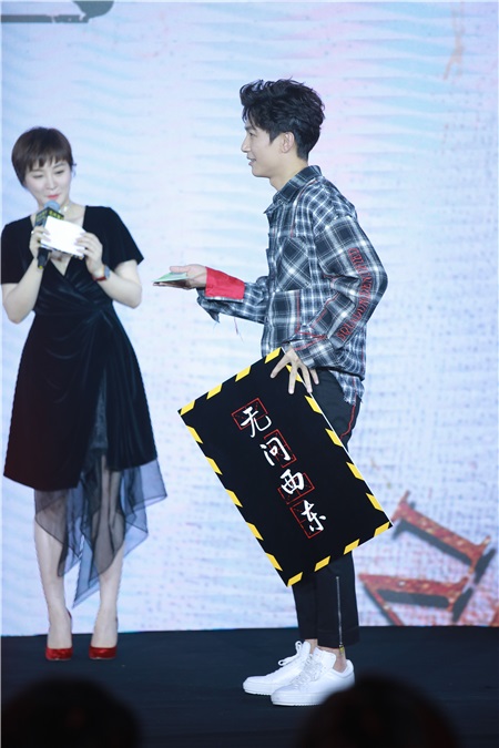 章子怡黄晓明王力宏张震等出席《无问西东》发布会