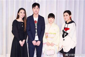 Hebe吃尾牙不忘忙着帮自己代言手机宣传 真的太敬业