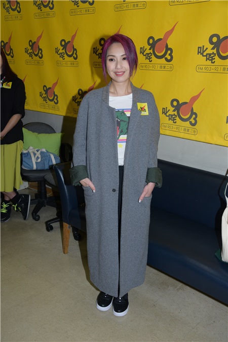 杨千嬅、林兆霞及陈逸宁为《志明与春娇》出席电台访问