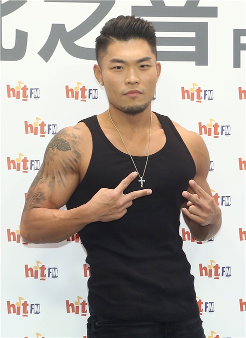 李玖哲电台宣传好友NONO送上包子