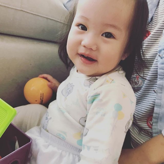 (康)李易晒女儿淡定照 冻龄帅脸意外成亮点