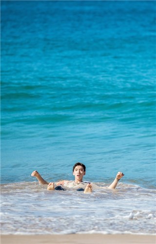 王子异海边玩疯了