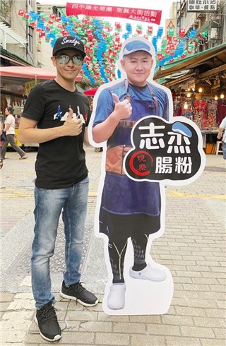 林志颖这样挺大哥 帮哥哥做了人形立牌宣传