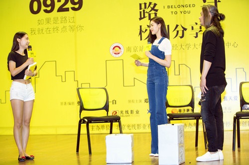 张天爱宣传《全世界》狂吸粉 被赞脖子以下全是腿