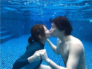 ELLA与老公水中KISS太浪漫 一家人玩水也要兼具时尚