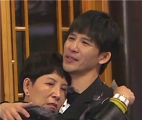 大张伟母子相拥而泣