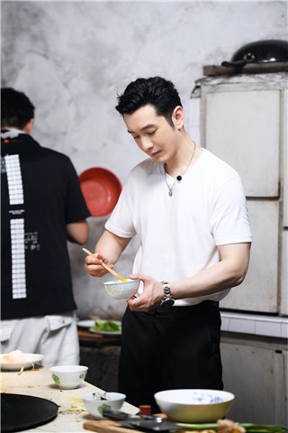 黄晓明生火烧饭