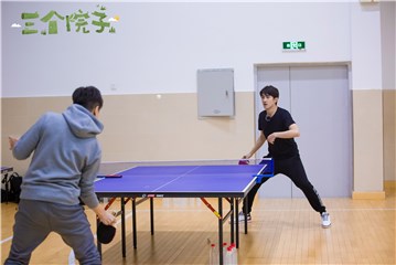 林更新朱桢兄弟乒乓比拼