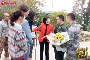 “新村民”与麻栗坡的村民们一同迎接杜富国战士“回家”