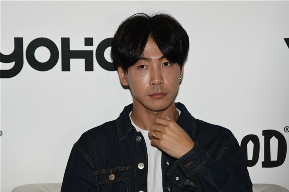 莫文蔚、黄伟文等现身「YO’HOOD全球潮流新品嘉年华」后台