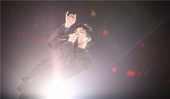 华晨宇演唱会哽咽告白 张信哲从天而降火星「合体」