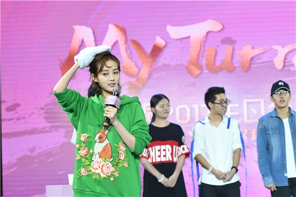 李一桐上海生日会献唱新歌 与粉丝亲密互动
