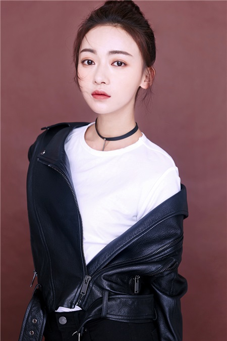 《凤囚凰》吴谨言变少女太后 皮衣choker演绎最潮太后
