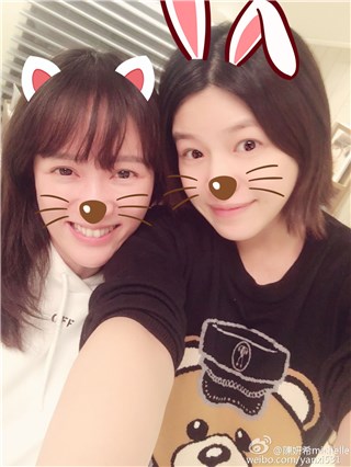 陈妍希陈乔恩合影卖萌 准妈妈气色姣好似少女