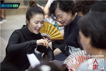 谭维维在进行街访
