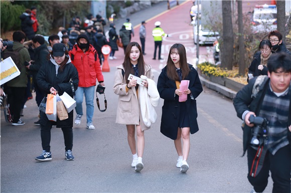 Oh my girl ARin、宇宙少女、多荣等2018参与高考艺人-Dongil Girl’s High School