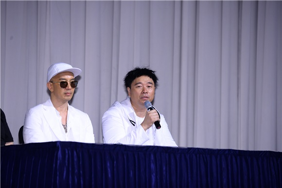 具俊晔、姜元来举行出道20周年纪念发布会 《Produce101》练习生李宇镇到场助阵