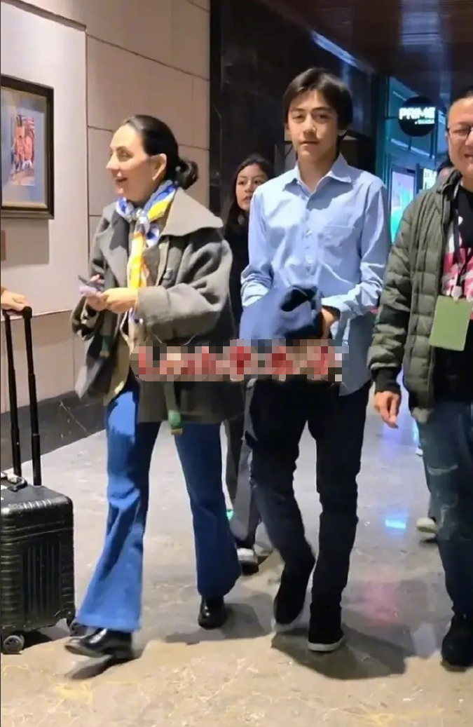 刘烨妻子安娜带儿女看电影 诺一浓眉大眼长成美少年霓娜长腿吸睛