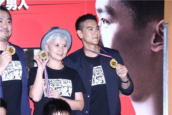 彭于晏站台《翻滚》首映 避八卦问题快闪入场