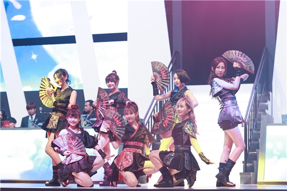 国风女团SING接棒T-ara 不惧严寒热舞助阵LOL冬季赛